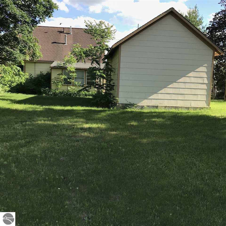 411 Fourth St, Clare, MI 48617 photo 3