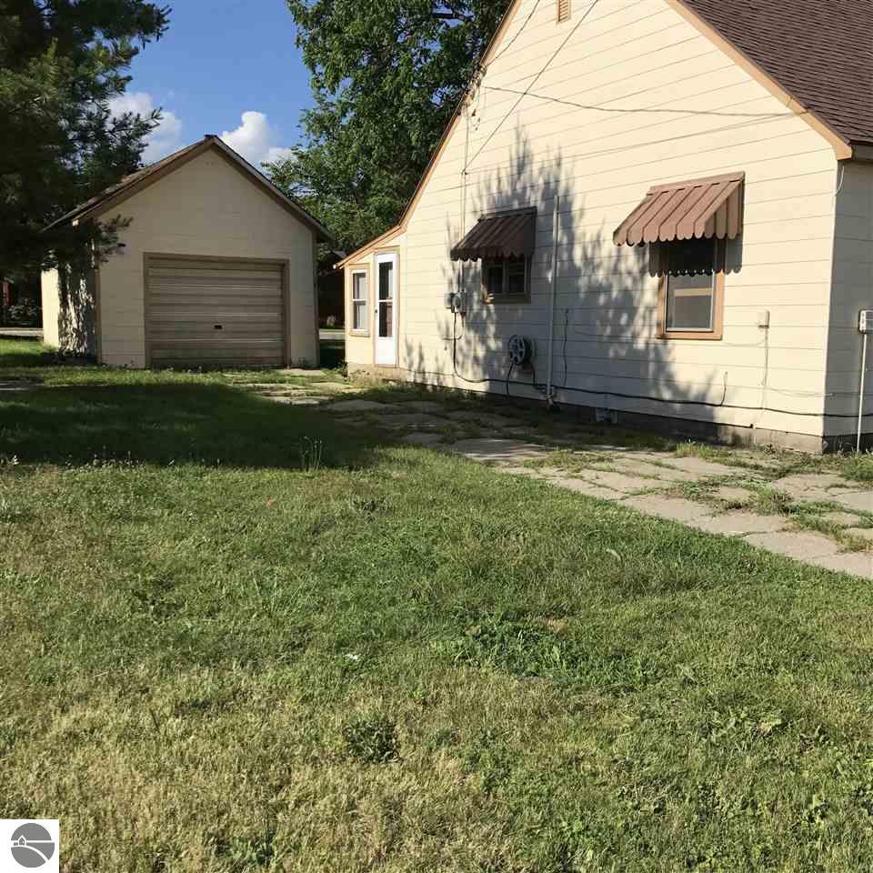 411 Fourth St, Clare, MI 48617 photo 2