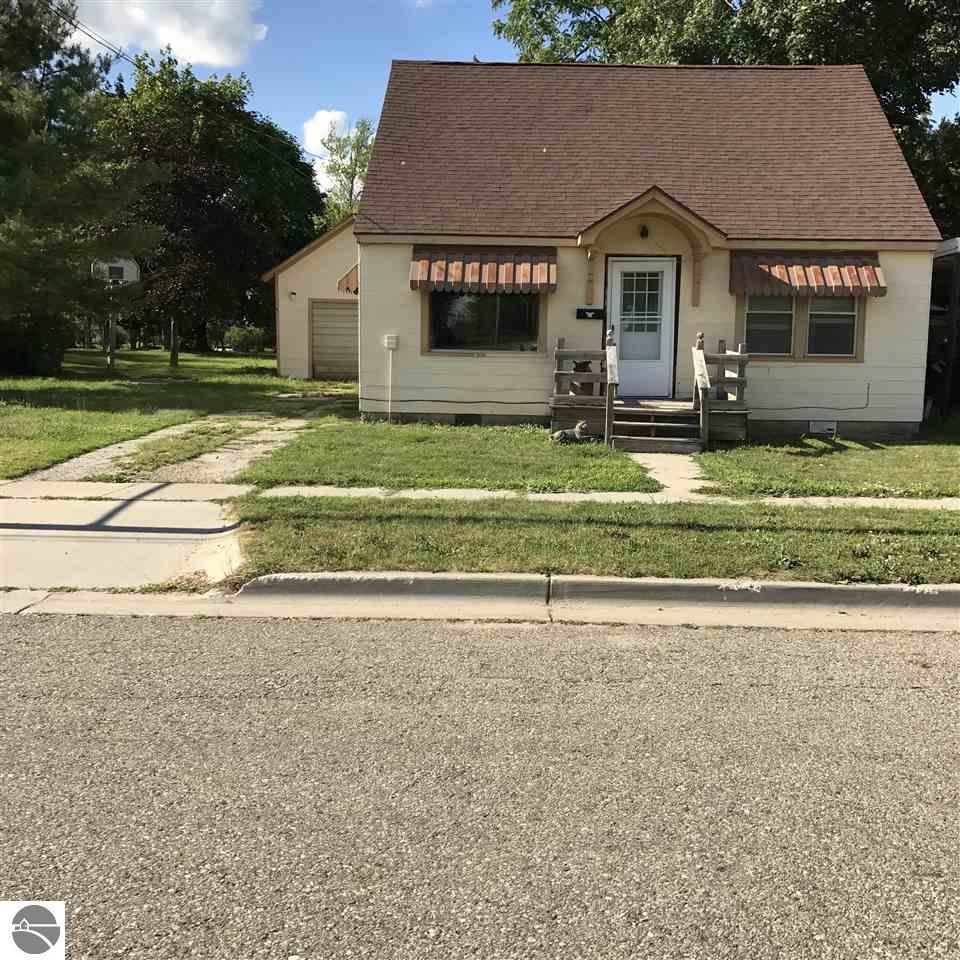 411 Fourth St, Clare, MI 48617 photo 1