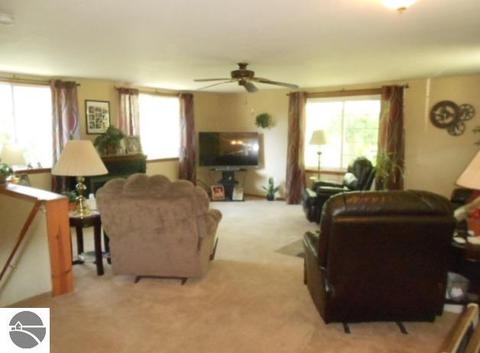 323 E Surrey Rd, Farwell, MI 48622 photo 4