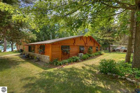 8125 S Rustic Dr, Cedar, MI 49621 photo 2