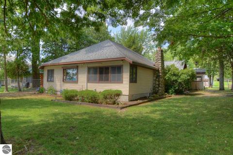 8145 S Rustic Dr, Cedar, MI 49621 photo 2