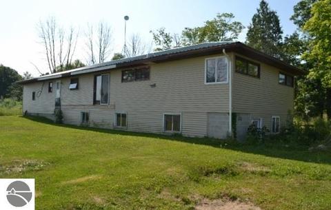 8806 W Pierce Rd, Sumner, MI 48889 photo 2