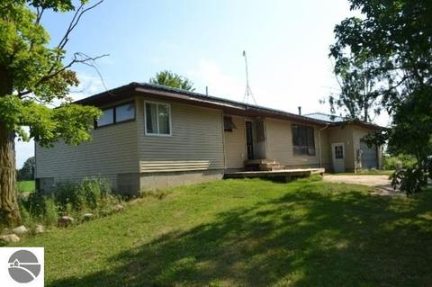 8806 W Pierce Rd, Sumner, MI 48889 photo 1