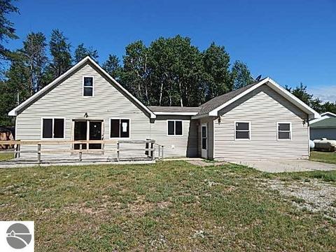 5227 Apache Trl, Harrison, MI 48625 photo 1