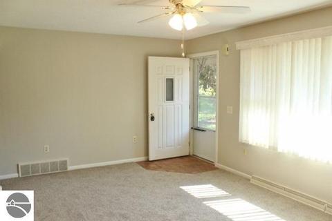 8840 S Circle Dr E, Farwell, MI 48622 photo 4