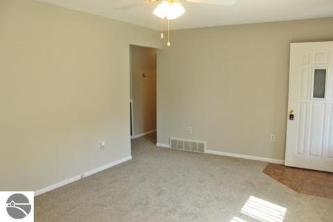 8840 S Circle Dr E, Farwell, MI 48622 photo 5