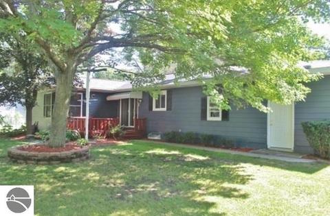 8840 S Circle Dr E, Farwell, MI 48622 photo 2
