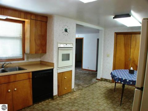 430 N Saint Johns St, Ithaca, MI 48847 photo 4