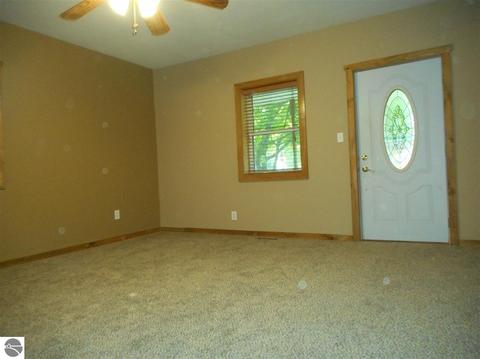 907 Maple St, Clare, MI 48617 photo 4