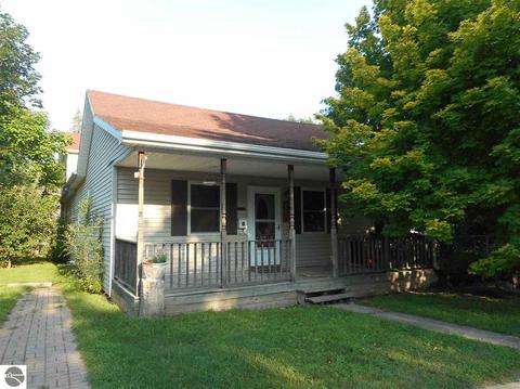 907 Maple St, Clare, MI 48617 photo 1