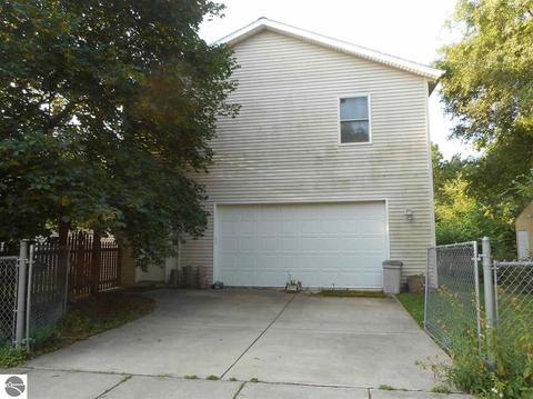 907 Maple St, Clare, MI 48617 photo 3
