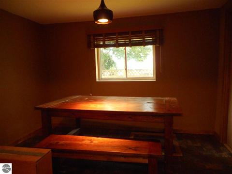 907 Maple St, Clare, MI 48617 photo 9