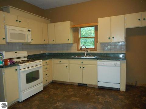 907 Maple St, Clare, MI 48617 photo 8