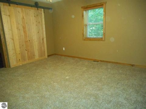 907 Maple St, Clare, MI 48617 photo 6