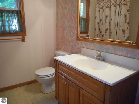 907 Maple St, Clare, MI 48617 photo 10