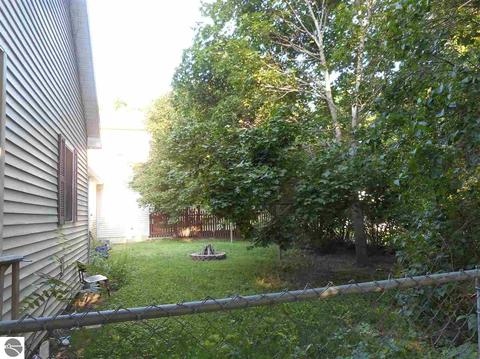 907 Maple St, Clare, MI 48617 photo 2
