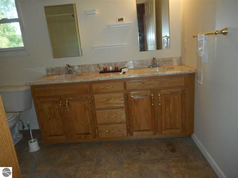 907 Maple St, Clare, MI 48617 photo 18