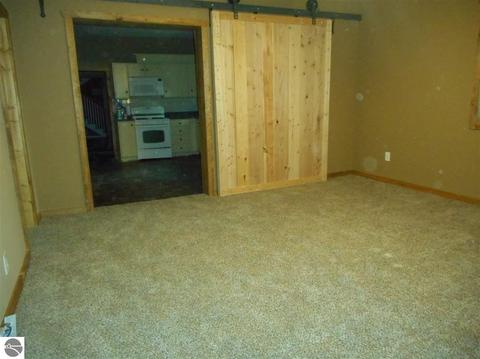 907 Maple St, Clare, MI 48617 photo 5