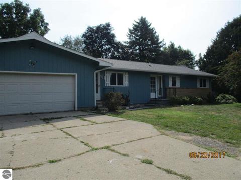 415 S Third St, Edmore, MI 48829 photo 4