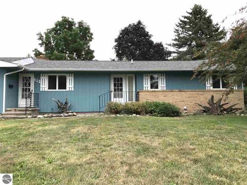 415 S Third St, Edmore, MI 48829 photo 2