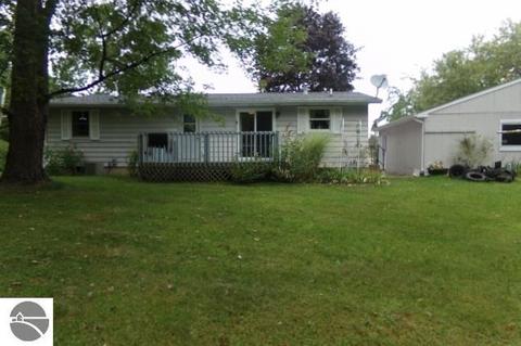 1245 Kenwood Ave, Belding, MI 48809 photo 2
