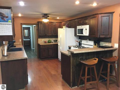 724 E Cedar St, Standish, MI 48658 photo 7