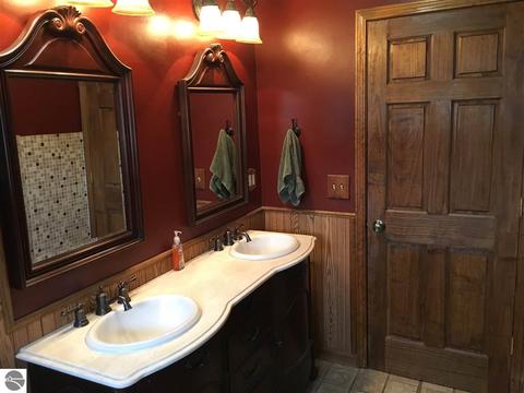 724 E Cedar St, Standish, MI 48658 photo 10