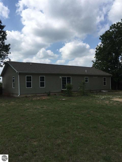 2825 N Moonbeam Ct, Stanton, MI 48888 photo 2