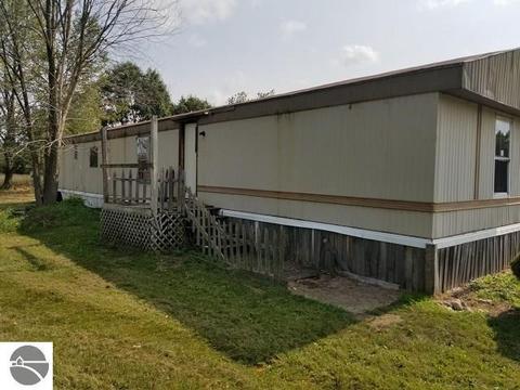 3220 N Ferris Rd, Sumner, MI 48889 photo 1