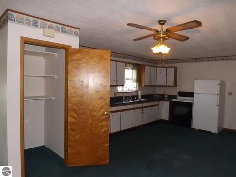 10795 Pine St, Sumner, MI 48889 photo 4