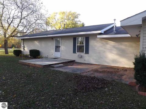 10795 Pine St, Sumner, MI 48889 photo 2
