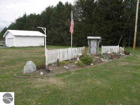 9515 E Monroe Rd, Wheeler, MI 48662 photo 4