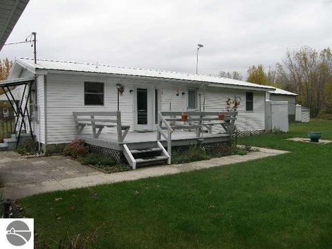 9515 E Monroe Rd, Wheeler, MI 48662 photo 3