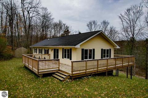 8442 S Rosinski Rd, Cedar, MI 49621 photo 1