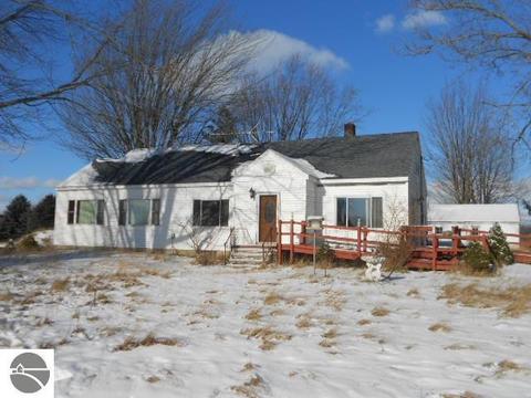 10472 W Bennett Rd, Sumner, MI 48889 photo 1