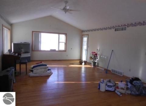 10472 W Bennett Rd, Sumner, MI 48889 photo 3