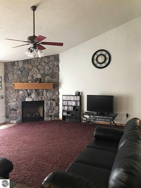 302 Red Maple Ln, Shepherd, MI 48883 photo 4