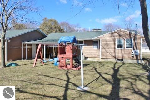 718 Emerson St, Ithaca, MI 48847 photo 2