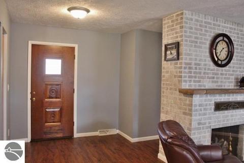 718 Emerson St, Ithaca, MI 48847 photo 3