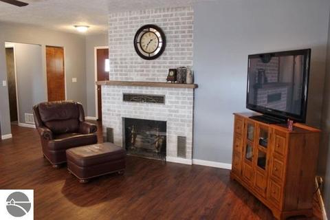 718 Emerson St, Ithaca, MI 48847 photo 5