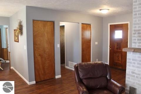 718 Emerson St, Ithaca, MI 48847 photo 4