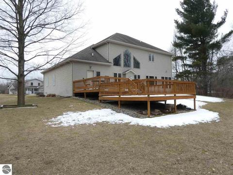 325 Red Maple Ln, Shepherd, MI 48883 photo 4