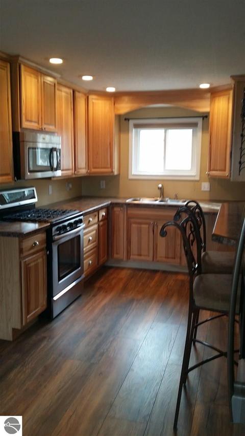 304 E Wheaton Ave, Clare, MI 48617 photo 2