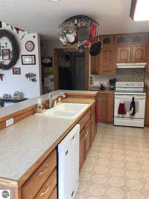 306 Red Maple Ln, Shepherd, MI 48883 photo 15