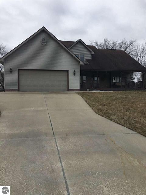 306 Red Maple Ln, Shepherd, MI 48883 photo 3