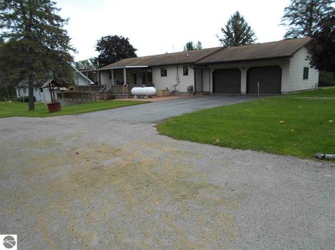 1109 E State St, Sterling, MI 48659 photo 1
