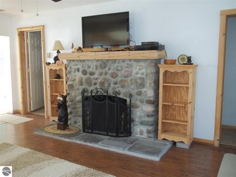 794 Kenyon Rd, Lupton, MI 48635 photo 3