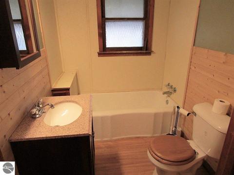 647 E Maple Rd, Clare, MI 48617 photo 8