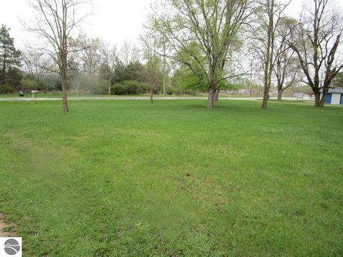 647 E Maple Rd, Clare, MI 48617 photo 23